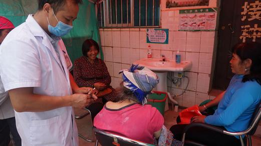 為群眾創(chuàng)造了不出家門享受中醫(yī)藥服務(wù)的機會,通過健康咨詢,健康教育